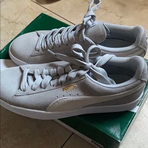 Gray & beige suede classic Puma sneakers women 7.5